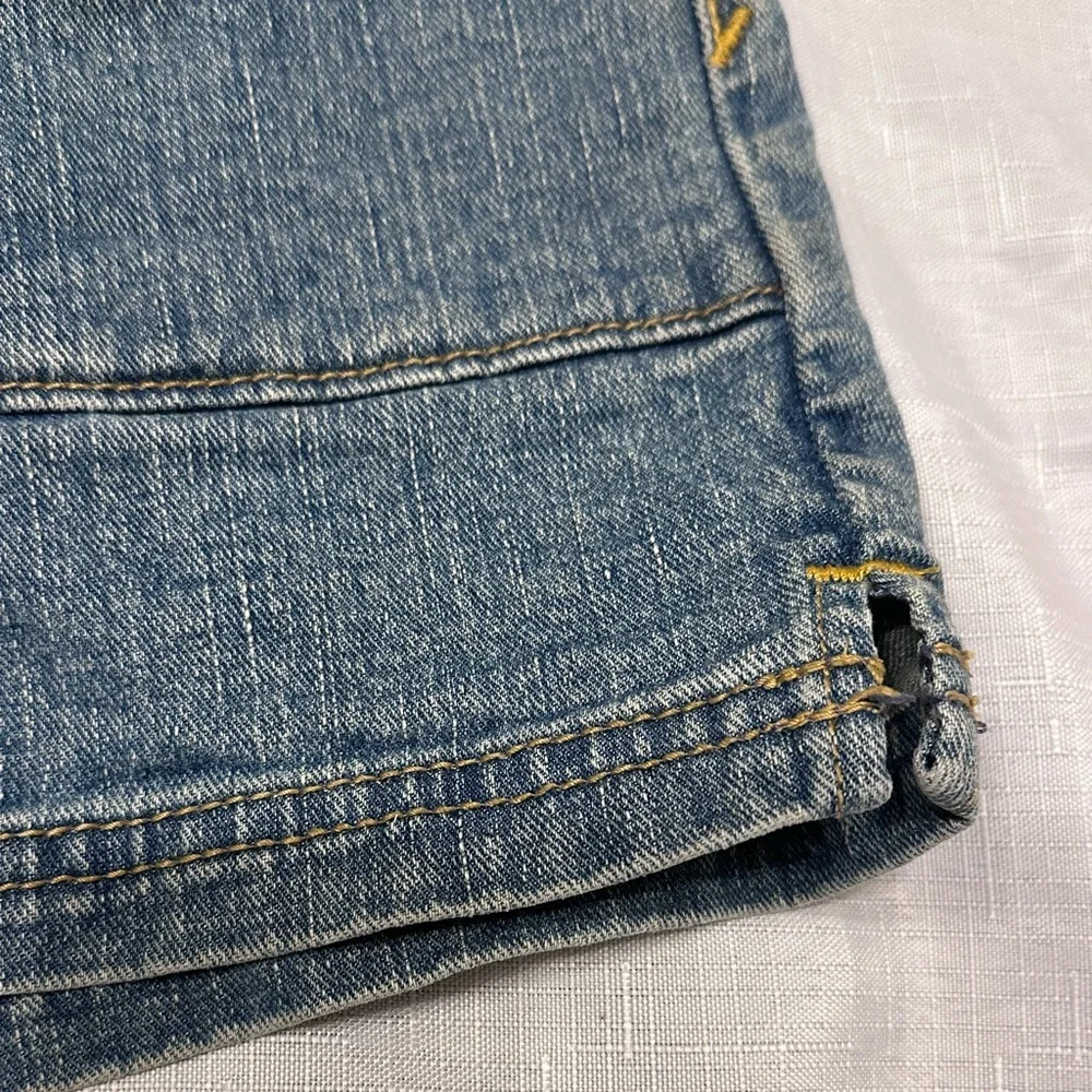 Levi's Women's Classic Blue Jean Shorts - Picture 4 of 10
